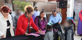 Presidenta del DIF Cuautlancingo Tere Alfaro lleva sonrisas a los niños de la escuela Vicente Guerrero