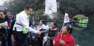 Gobierno estatal reconoce a Chignautla como ejemplo en la faena y tequio