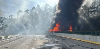 Explosión de pipa interrumpe circulación en ambos sentidos de la autopista Puebla-México