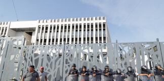 Acarreados de ediles aprehendidos, en el Congreso de Puebla paralizan actividades legislativas