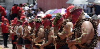 Dolor, fe y tradición: los “engrillados” recorren Atlixco en un silencioso clamor de penitencia