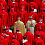 Humo y misterio en el Vaticano: arranca el cónclave 2025
