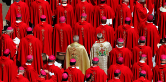 Humo y misterio en el Vaticano: arranca el cónclave 2025