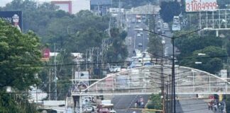 Comerciantes bloquean carretera Atlixco–Izúcar; exigen permisos para instalarse
