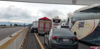 Ejidatarios bloquean la autopista México–Puebla; exigen pago por tierras expropiadas