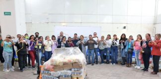 Omar Muñoz y Tere Alfaro entregan insumos alimentarios a escuelas