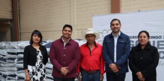Entrega Omar Muñoz fertilizante a productores de San Lorenzo Almecatla