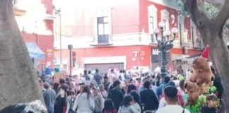 Se desata riña entre ambulantes y elementos de seguridad en el Centro Histórico de Puebla