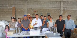 Dona Omar Muñoz mitad de su sueldo a apicultores de Cuautlancingo
