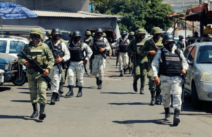 El Ejército Mexicano y Guardia Nacional realizaron un operativo con la finalidad de inhibir el delito, luego de que comerciantes el día a de ayer pidieran la salida del ejercito y Guardia Nacional del mercado, a lo que los mandan del ejercito respondieran que en ningún momento se violan los derechos humanos en los operativos que realizan.