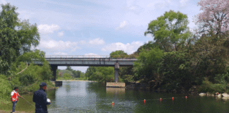 Gobierno de Puebla instala cableado en río Pantepec y avanza en puente