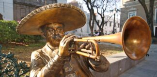 Confirman robo de “El Marmolejo” estatua de mariachi del Parque de Santa Inés