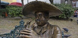 Robo de la estatua del mariachi se investiga un vehículo involucrado