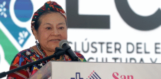 Rigoberta Menchú llama a la unidad tras recibir la nacionalidad mexicana