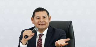 Armenta da megapuente a maestros en Puebla