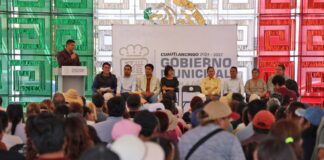 Omar Muñoz entrega tinacos para disminuir carencias de las familias