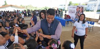 Omar Muñoz y Tere Alfaro continúan entrega de kits escolares