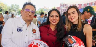 Tonantzin Fernández entrega cascos gratuitos a motociclistas de San Pedro Cholula