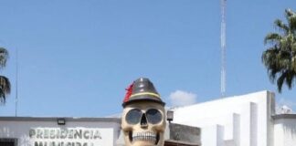 Catrinas gigantes llegan al corazón de Cuautlancingo para celebrar el Día de Muertos