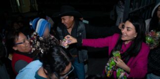 Más de mil aguinaldos entregó la diputada Nayeli Salvatori a habitantes del Distrito 18
