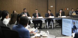 Agarrón de legisladores contra secretario de Salud en comparecencia