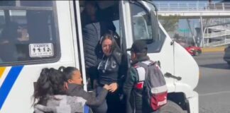Carteristas son descubiertas en la Ruta Azteca y atacan a reportero