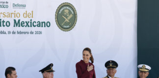 Oriental en verde olivo con Sheinbaum