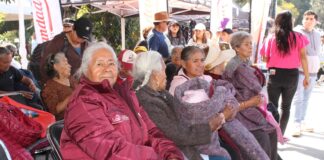 Con respaldo de Ceci Arellano, Lupita Fernández encabeza la entrega de chamarras y cobijas en San Pedro Cholula