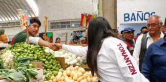 Tonantzin Fernández encabeza faena en tianguis de Santiago Mixquitla