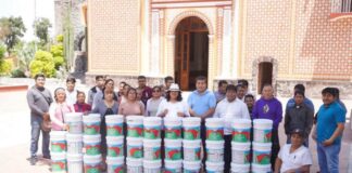 Karina Pérez entrega pintura para embellecer la Parroquia de San Antonio de Padua