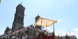 Silencio, incienso y fe marcaron la procesión en Puebla