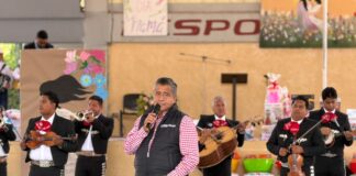 Ray Cuautli celebra a mamás con mariachi y rosas en San Andrés Cholula