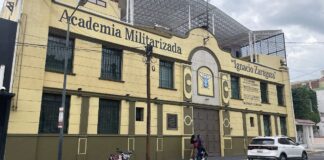 Academia militarizada deberá devolver inscripciones; clausura sigue en pie