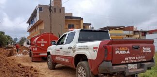 Protección Civil rescata a trabajadores tras derrumbe en Zacatlán