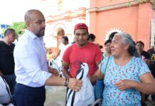 Acompaña y apoya SEDIF a familias de Tlaola ante deslaves