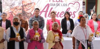 Omar Muñoz y Tere Alfaro celebran a los abuelitos de San Lorenzo Almecatla