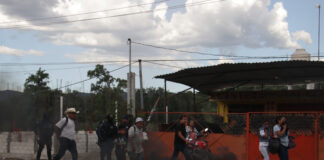 Acatlán sigue al rojo vivo: bloqueos, llantas quemadas y nuevo intento de diálogo