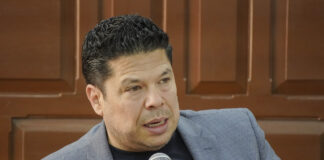 Presunta amenaza desata agarrón entre regidores en Cabildo de Puebla