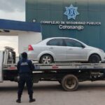 Abandonan Aveo atascado en el lodo en Coronango; tenía las llaves puestas