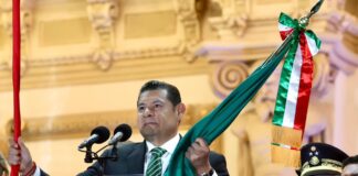 Gobernador Armenta Mier honra a heroínas y madres buscadoras en el Grito de Independencia