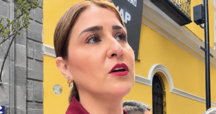 Retrato urbano de mujer con abrigo burdeos