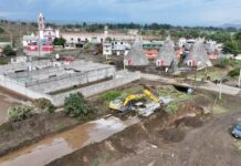 Gobierno estatal despliega maquinaria pesada tras deslaves e inundaciones en Ciudad Serdán