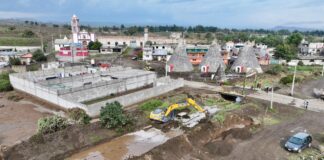 Gobierno estatal despliega maquinaria pesada tras deslaves e inundaciones en Ciudad Serdán