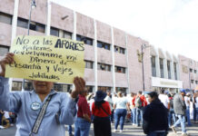 Personal del IMSS exige 10% de aumento; hoy decide si acepta solo 6.8%